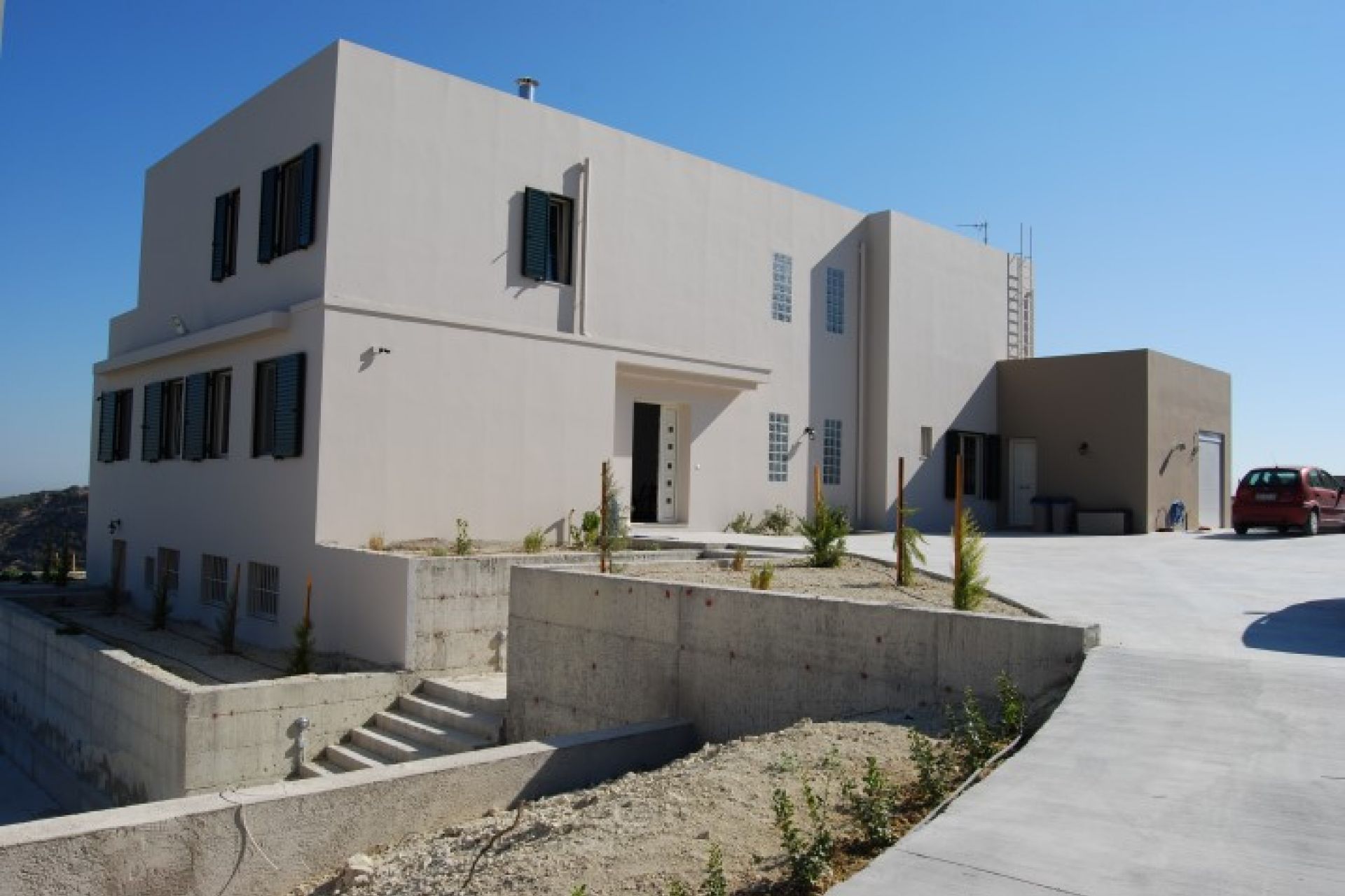 New two-story detached house with garage & swimming pool